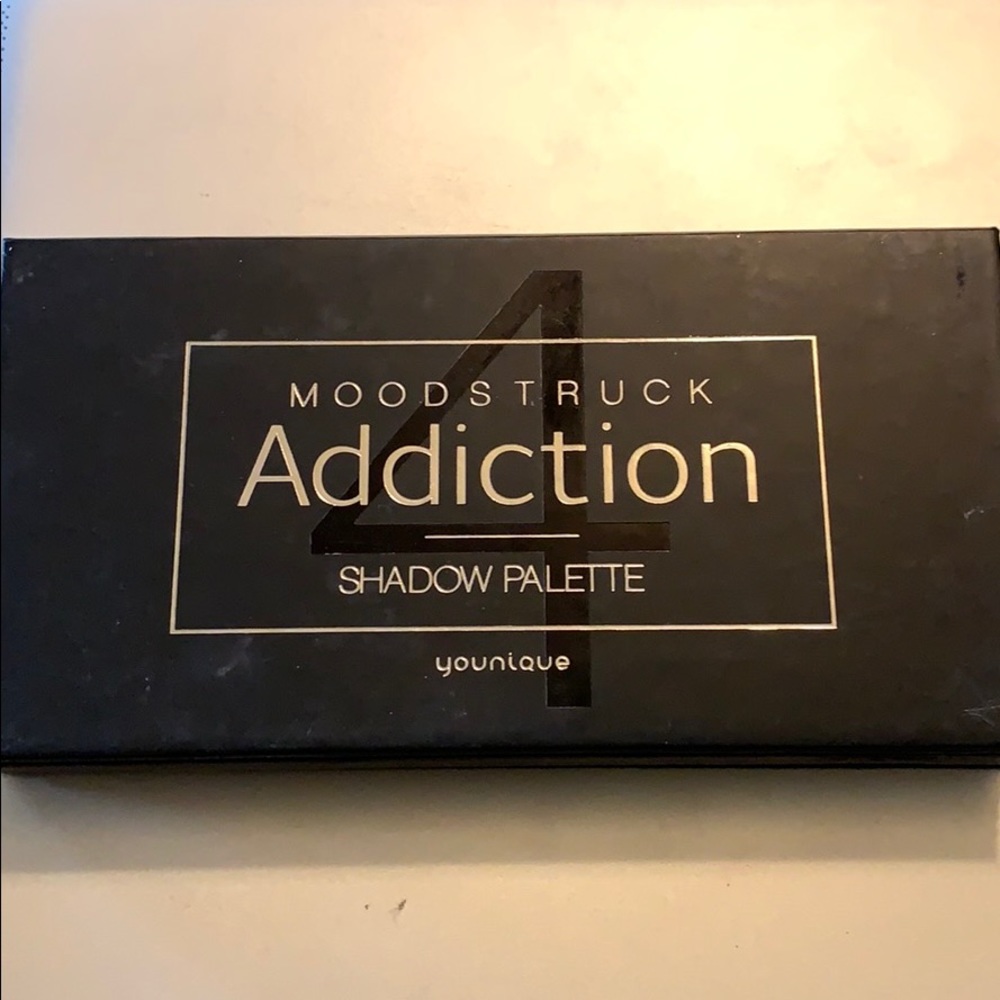 Younique #4 eyeshadow palette